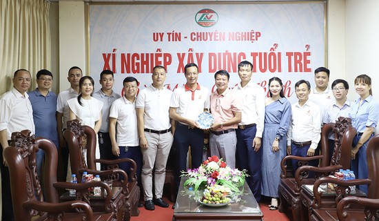 Thăm v&amp;agrave; tặng qu&amp;agrave; X&amp;iacute; nghiệp X&amp;acirc;y dựng Tuổi Trẻ. L&amp;agrave; C&amp;ocirc;ng ty đ&amp;atilde; c&amp;oacute; 30 năm x&amp;acirc;y dựng, ph&amp;aacute;t triển, chuy&amp;ecirc;n c&amp;aacute;c sản phẩm: Gạch l&amp;aacute;t vỉa h&amp;egrave;, ống cống b&amp;ecirc; t&amp;ocirc;ng, cấu kiện b&amp;ecirc; t&amp;ocirc;ng đ&amp;uacute;c sẵn, gạch trang tr&amp;iacute;. Doanh thu h&amp;agrave;ng năm của C&amp;ocirc;ng ty đạt khoảng 15 tỉ đồng