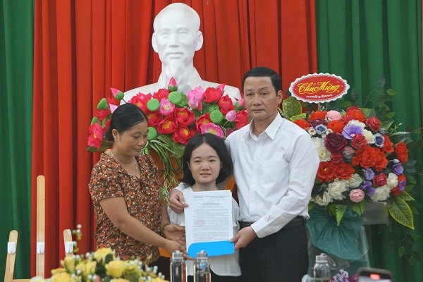 Chủ tịch UBND tỉnh Đỗ Minh Tuấn trao quyết định tuyển dụng vi&amp;ecirc;n chức ng&amp;agrave;nh gi&amp;aacute;o dục v&amp;agrave; đ&amp;agrave;o tạo cho c&amp;ocirc; gi&amp;aacute;o L&amp;ecirc; Thị Thắm