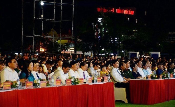 Đại biểu v&amp;agrave; đ&amp;ocirc;ng đảo nh&amp;acirc;n d&amp;acirc;n tham dự Khai mạc Festival d&amp;acirc;n ca V&amp;iacute;, Giặm Nghệ Tĩnh năm 2023