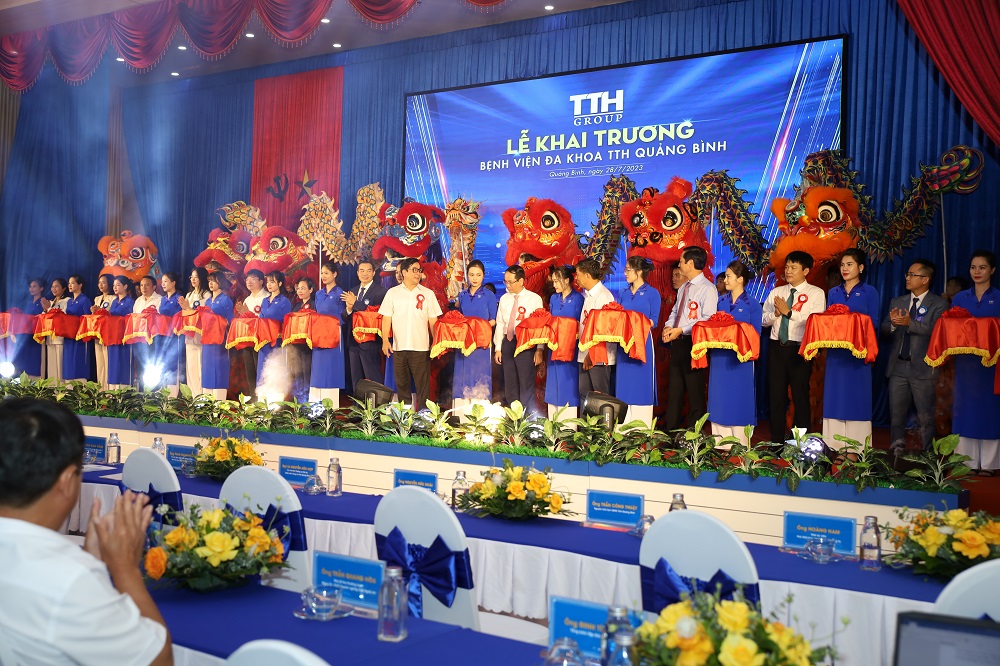 c&amp;aacute;c đại biểu cắt băng kh&amp;aacute;nh th&amp;agrave;nh bệnh viện TTH Quảng B&amp;igrave;nh.JPG