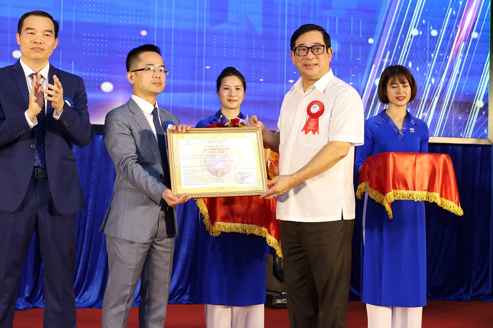 Gi&amp;aacute;o sư - Tiến sĩ Lương Ngọc Khu&amp;ecirc; Cục trưởng Cục quản l&amp;yacute; kh&amp;aacute;m chữa bệnh Bộ Y tế trao giấy chứng nhận đủ điều kiện đi v&amp;agrave;o hoạt động cho BV TTH Quảng B&amp;igrave;nh.JPG