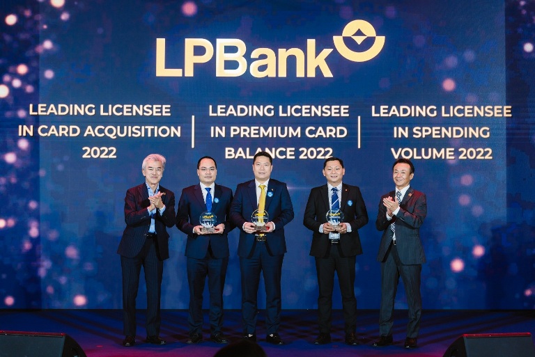 Đại diện LPBank, &amp;ocirc;ng Nguyễn Văn Th&amp;ugrave;y - Ph&amp;oacute; Chủ tịch Thường trực HĐQT (ở giữa), &amp;ocirc;ng Nguyễn Đ&amp;igrave;nh Ng&amp;acirc;n - PGĐ Phụ tr&amp;aacute;ch Khối Ng&amp;acirc;n H&amp;agrave;ng Số (thứ hai từ tr&amp;aacute;i sang) v&amp;agrave; &amp;ocirc;ng Nguyễn Thanh B&amp;igrave;nh - Trưởng ph&amp;ograve;ng Vận h&amp;agrave;nh Ng&amp;acirc;n H&amp;agrave;ng Số  Khối CNTT (thứ hai từ phải sang) nhận giải thưởng của JCB trao tặng