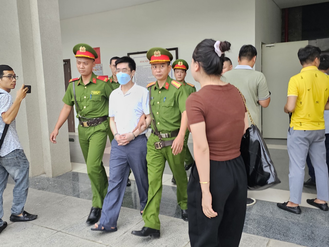 Bị c&amp;aacute;o Ho&amp;agrave;ng Văn Hưng rời T&amp;ograve;a sau khi tuy&amp;ecirc;n &amp;aacute;n chiều 28/7/2023