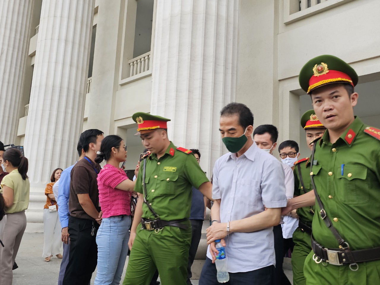 Cựu thứ trưởng T&amp;ocirc; Anh Dũng rời T&amp;ograve;a chiều 28/7/2023