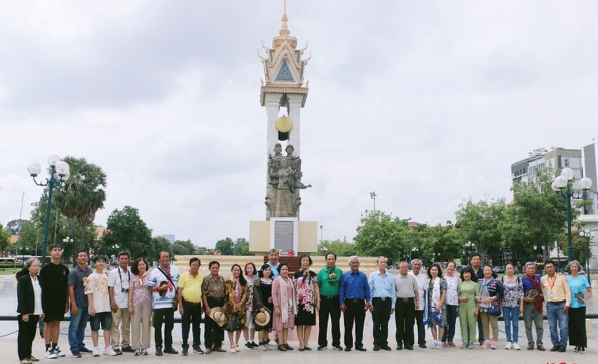Ban li&amp;ecirc;n lạc Cựu c&amp;aacute;n bộ Đo&amp;agrave;n Thanh ni&amp;ecirc;n Việt Nam ph&amp;iacute;a Nam chụp ảnh lưu niệm
