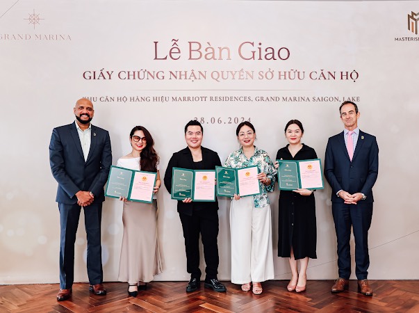 Đại diện Masterise Homes b&amp;agrave;n giao sổ hồng c&amp;aacute;c căn hộ h&amp;agrave;ng hiệu Marriott đầu ti&amp;ecirc;n