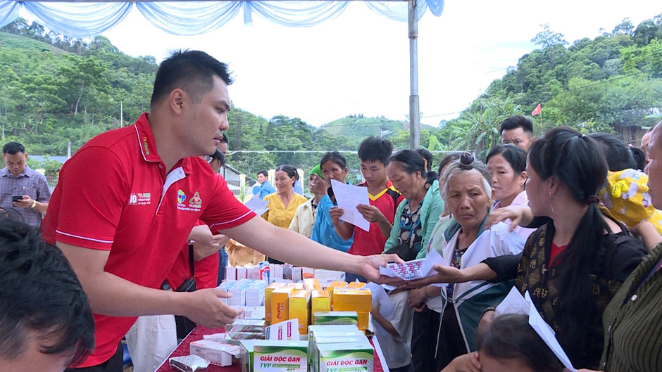 Dược sĩ TV.Pharm trong chương tr&amp;igrave;nh thiện nguyện &amp;ldquo;V&amp;igrave; v&amp;ugrave;ng cao bi&amp;ecirc;n giới&amp;rdquo; tại bản Ch&amp;eacute; Lầu, x&amp;atilde; Na M&amp;egrave;o, huyện Quan Sơn.