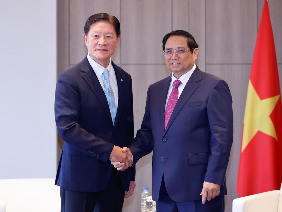 Thủ tướng tiếp &amp;ocirc;ng Huh Yoon Hong, Chủ tịch v&amp;agrave; &amp;ocirc;ng Huh Myung-soo, Cố vấn cấp cao tập đo&amp;agrave;n GS Engineering &amp;amp; Construction Corp - Ảnh: VGP