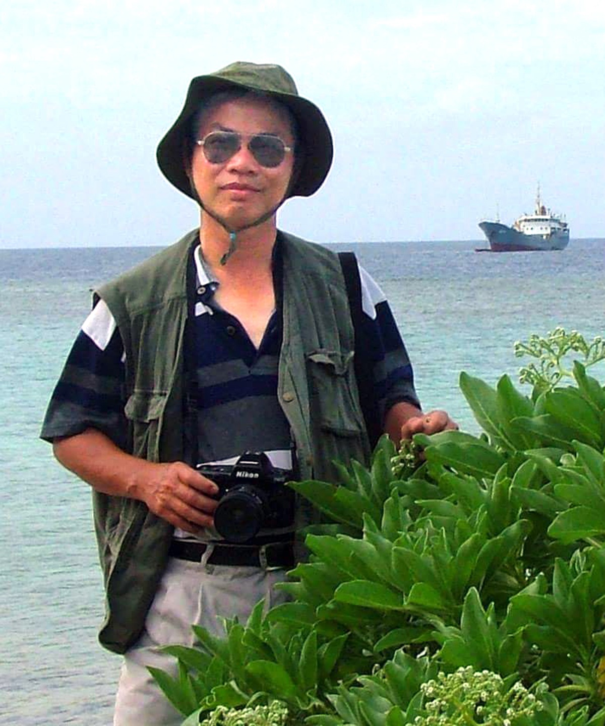 Nh&amp;agrave; b&amp;aacute;o L&amp;ecirc; B&amp;aacute; Dương tại đảo Sinh Tồn Đ&amp;ocirc;ng 2004.