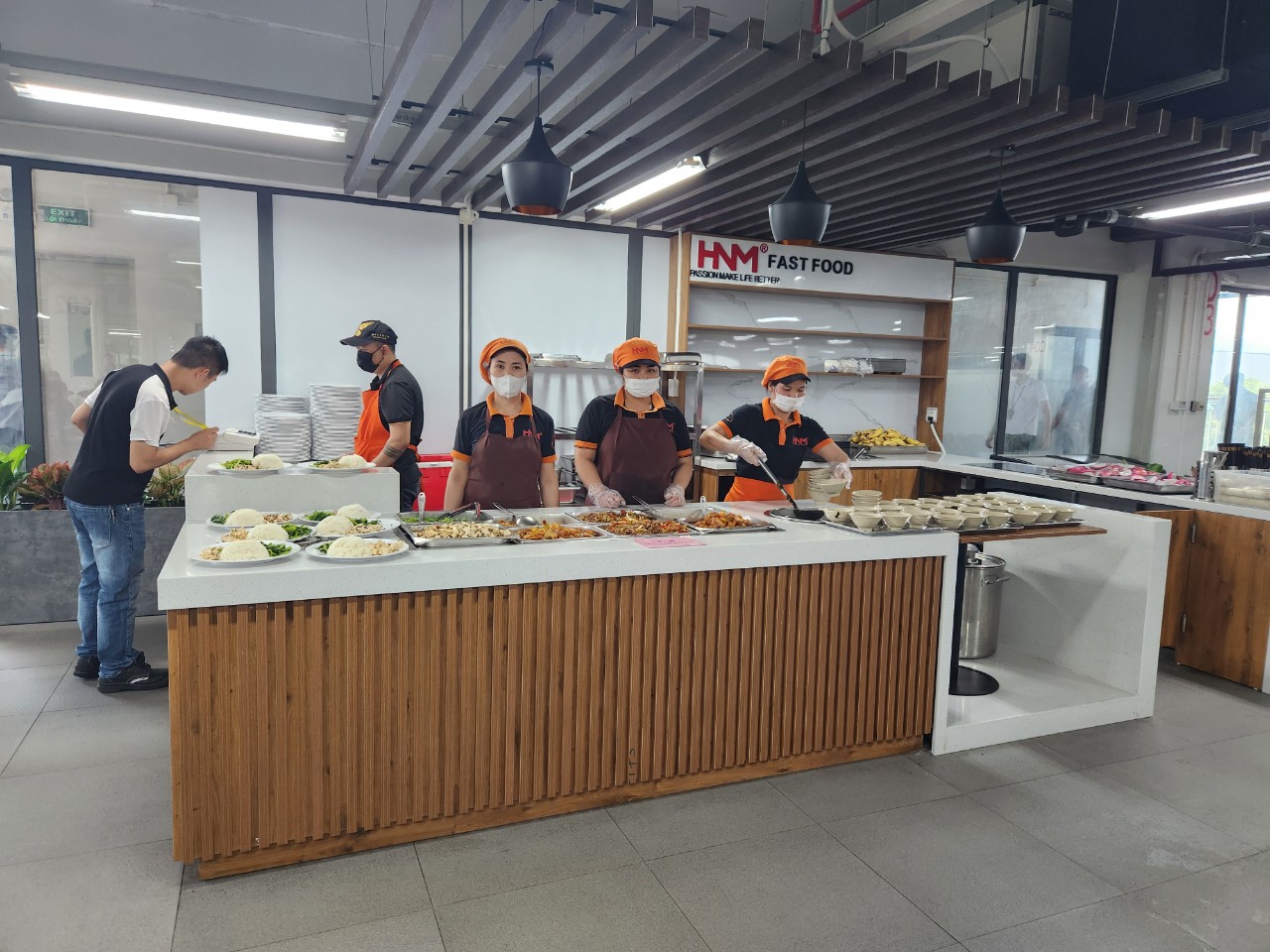 Bếp ăn của mang đến những bữa cơm dinh dưỡng cho người lao động