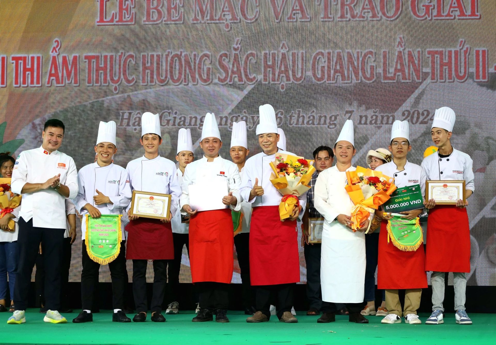 Ban tổ chức trao thưởng giải nh&amp;igrave; cho c&amp;aacute;c đội đạt giải.