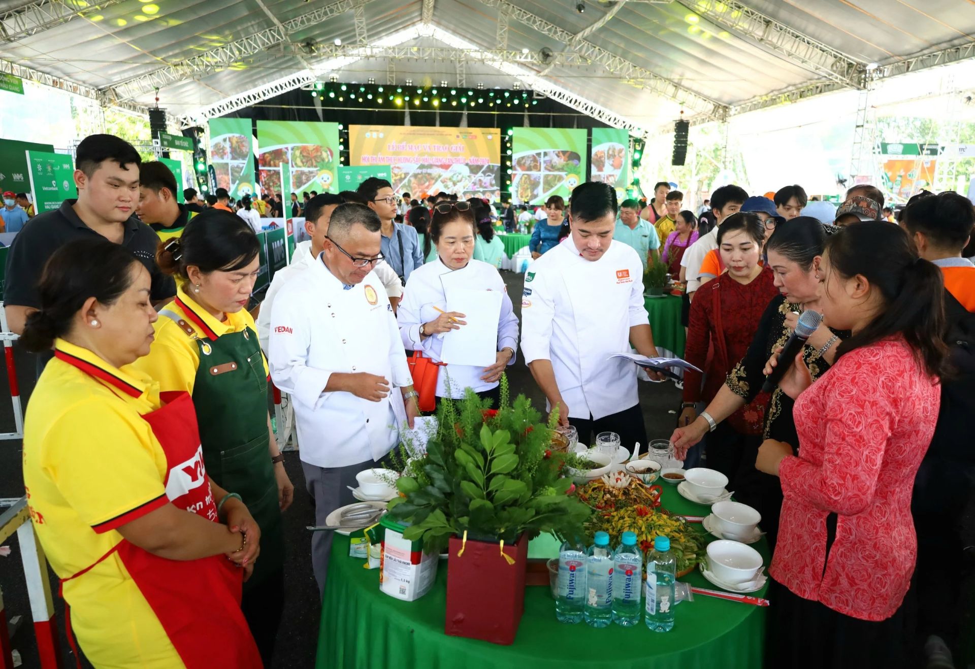 Ban gi&amp;aacute;m khảo chấm thi cho c&amp;aacute;c đội dự thi.