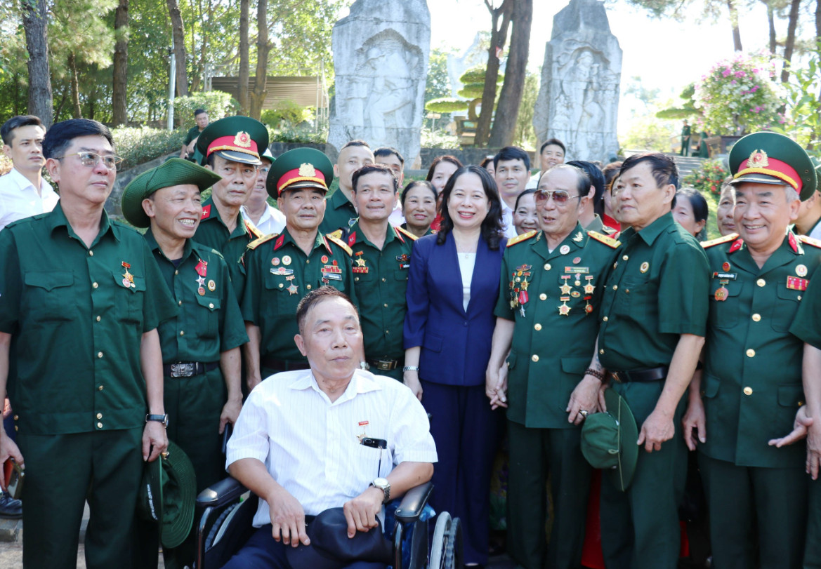 Ph&amp;oacute; Chủ tịch nước V&amp;otilde; Thị &amp;Aacute;nh Xu&amp;acirc;n tr&amp;ograve; chuyện v&amp;agrave; chụp h&amp;igrave;nh lưu niệm với c&amp;aacute;c cựu chiến binh tại Nghĩa trang Liệt sĩ quốc gia Trường Sơn