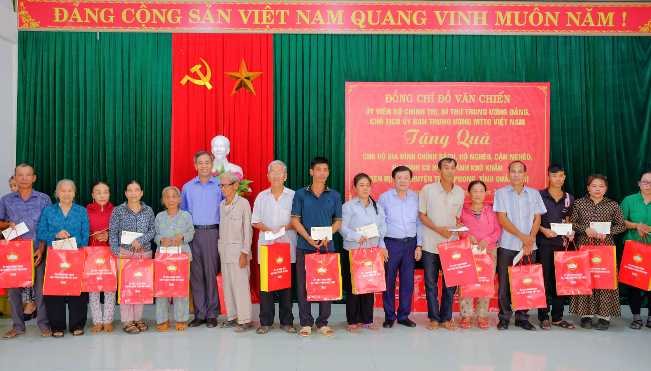 Ph&amp;oacute; Chủ tịch Ủy ban Trung ương MTTQ Việt Nam Nguyễn Hữu Dũng v&amp;agrave; Ph&amp;oacute; B&amp;iacute; thư Thường trực Tỉnh ủy, Chủ tịch HĐND tỉnh Quảng Trị Nguyễn Đăng Quang tặng qu&amp;agrave; cho người d&amp;acirc;n huyện Triệu Phong