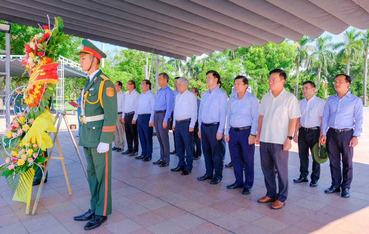 C&amp;aacute;c đại biểu đo&amp;agrave;n c&amp;ocirc;ng t&amp;aacute;c Ủy ban Trung ương MTTQ Việt Nam d&amp;acirc;ng hoa tại Th&amp;agrave;nh Cổ Quảng Trị