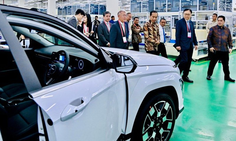 Tổng thống Indonesia Joko Widodo (giữa b&amp;ecirc;n phải) với Chủ tịch điều h&amp;agrave;nh Tập đo&amp;agrave;n Hyundai Motor Chung Eui-sun (giữa) trong chuyến thị s&amp;aacute;t nh&amp;agrave; m&amp;aacute;y sản xuất pin v&amp;agrave; xe điện của PT Hyundai LG Indonesia-Green Power tại Karawang, T&amp;acirc;y Java. Dự &amp;aacute;n n&amp;agrave;y lẽ ra đ&amp;atilde; được đầu tư v&amp;agrave;o Việt Nam - Ảnh: AFP