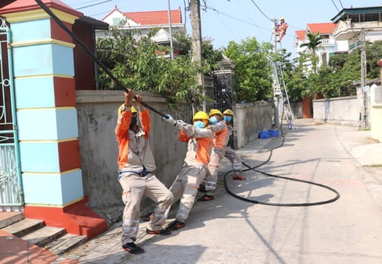 C&amp;ocirc;ng nh&amp;acirc;n Điện lực Ph&amp;ugrave; Ninh bổ sung tăng cường tiết diện d&amp;acirc;y dẫn đảm bảo cung cấp điện m&amp;ugrave;a nắng n&amp;oacute;ng