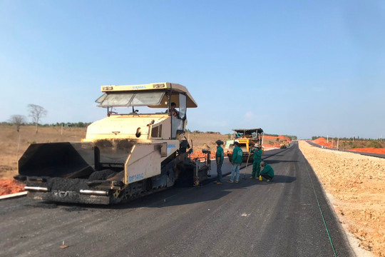 Với c&amp;ocirc;ng nghiệp, địa phương tiếp tục huy động c&amp;aacute;c nguồn lực, đẩy mạnh ph&amp;aacute;t triển ng&amp;agrave;nh trở th&amp;agrave;nh động lực th&amp;uacute;c đẩy ph&amp;aacute;t triển kinh tế - x&amp;atilde; hội của tỉnh