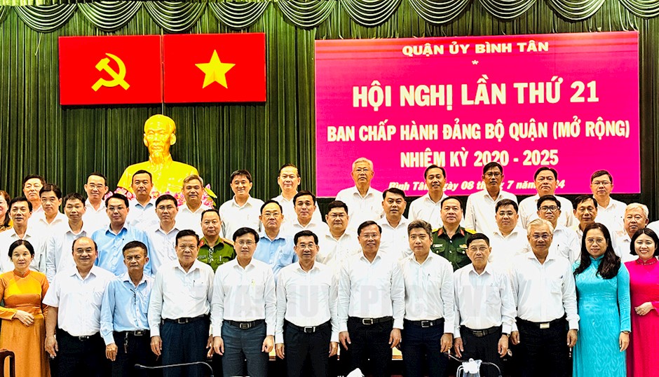 &amp;Ocirc;ng  Dương Ngọc Hải - Ủy vi&amp;ecirc;n Ban Thường vụ Th&amp;agrave;nh ủy, Ph&amp;oacute; Chủ tịch UBND TPHCM v&amp;agrave; &amp;ocirc;ng  Huỳnh Khắc Điệp chụp ảnh lưu niệm c&amp;ugrave;ng  c&amp;aacute;c  đại  biểu tại hội nghị.