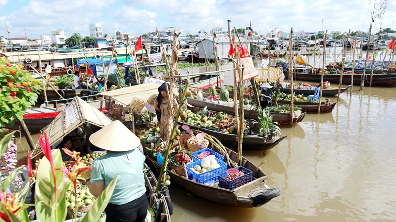 Kh&amp;aacute;ch tham quan th&amp;iacute;ch th&amp;uacute; tham quan ghe b&amp;aacute;n n&amp;ocirc;ng sản tại Ng&amp;agrave;y hội năm 2023