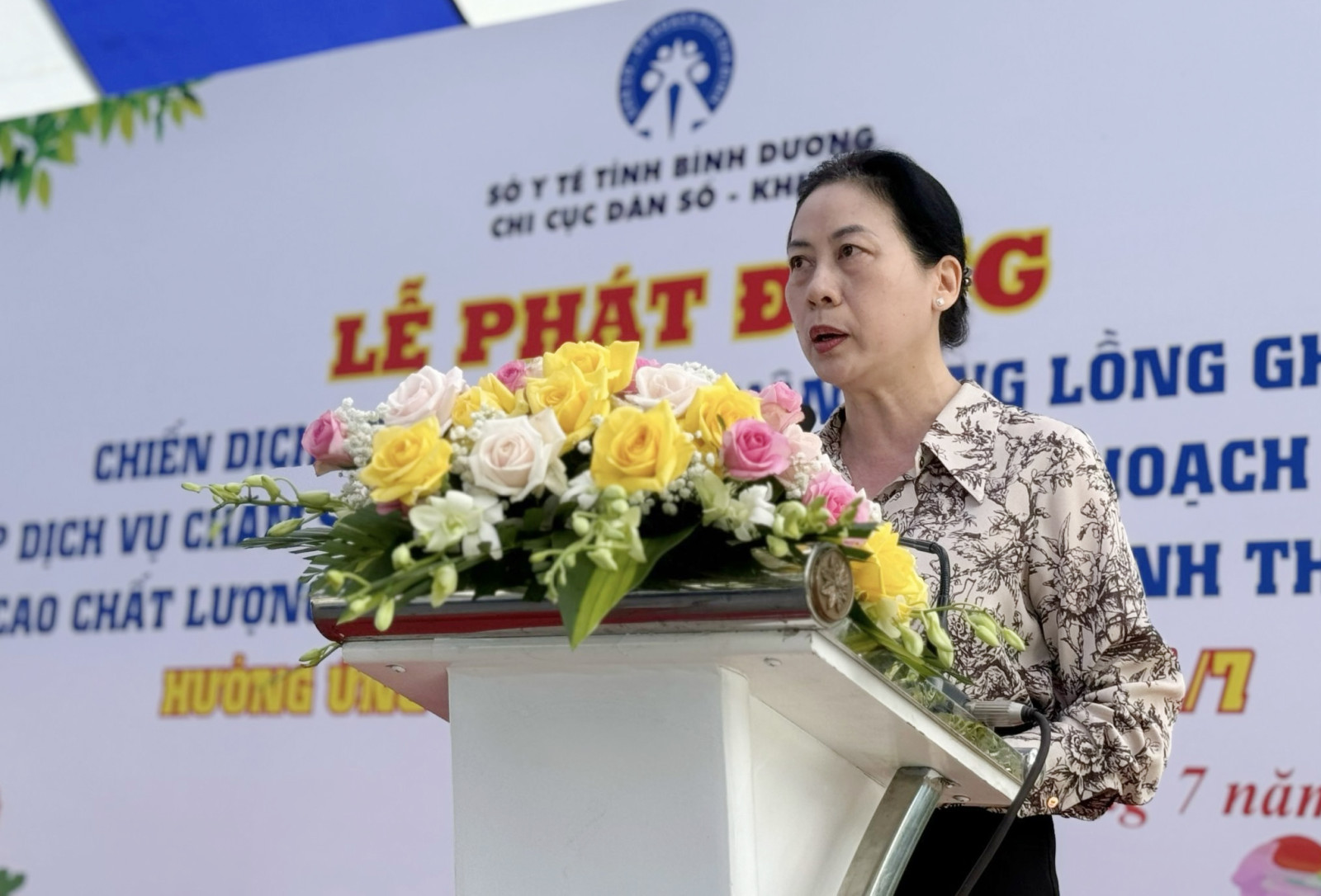 B&amp;agrave; Đo&amp;agrave;n Thị Hồng Thơm, Ph&amp;oacute; Gi&amp;aacute;m đốc Sở Y tế ph&amp;aacute;t biểu tại lễ ph&amp;aacute;t động chiến dịch