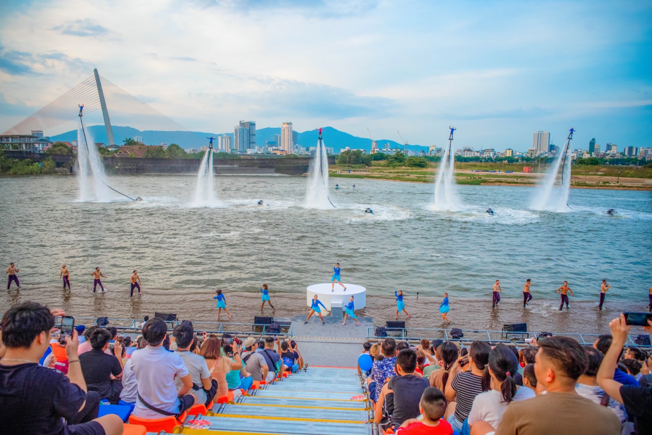 Show diễn Awaken River hấp dẫn du kh&amp;aacute;ch tại Da Nang Downtown