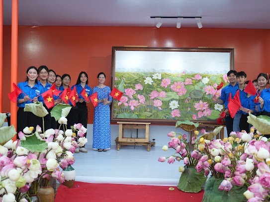 Họa sỹ KIm Đức (mặc &amp;aacute;o d&amp;agrave;i xanh ) chụp h&amp;igrave;nh c&amp;ugrave;ng c&amp;aacute;c bạn trẻ