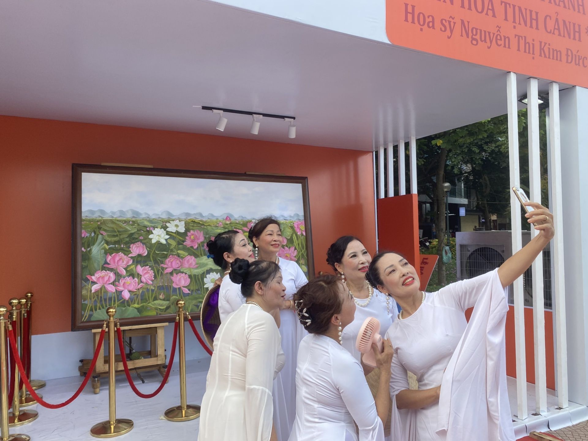 Rất nhiều du kh&amp;aacute;ch đ&amp;atilde; chọn bức tranh l&amp;agrave;m backroup chụp cho m&amp;igrave;nh những bức ảnh đẹp