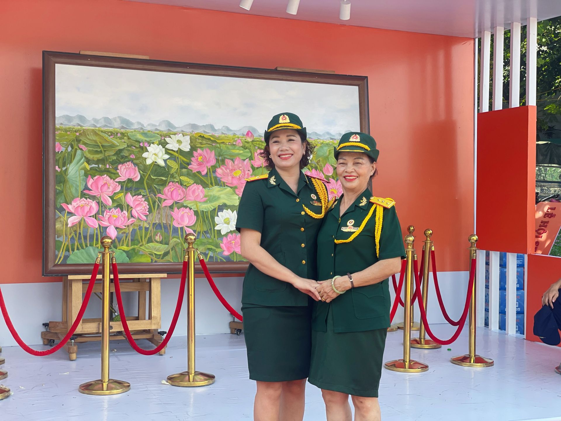 C&amp;aacute;c chị trong lực lượng vũ trang chọn chụp h&amp;igrave;nh c&amp;ugrave;ng tranh