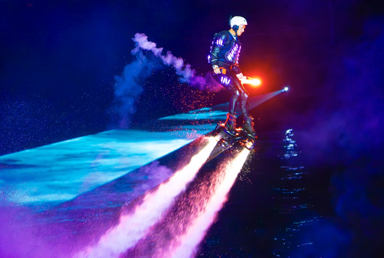 D&amp;agrave;n vận động vi&amp;ecirc;n Flyboards v&amp;ocirc; địch thế giới c&amp;ugrave;ng hội ngộ tại show diễn Symphony of River