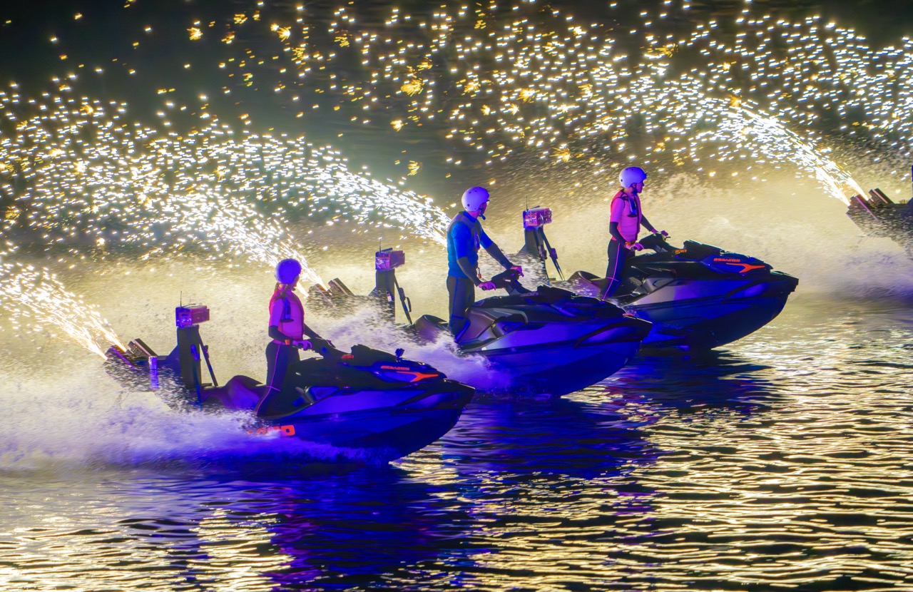 M&amp;agrave;n &amp;ldquo;đạp gi&amp;oacute;, rẽ s&amp;oacute;ng&amp;rdquo; của d&amp;agrave;n vận động vi&amp;ecirc;n Jetski mang theo những ch&amp;ugrave;m ph&amp;aacute;o s&amp;aacute;ng lấp l&amp;aacute;nh