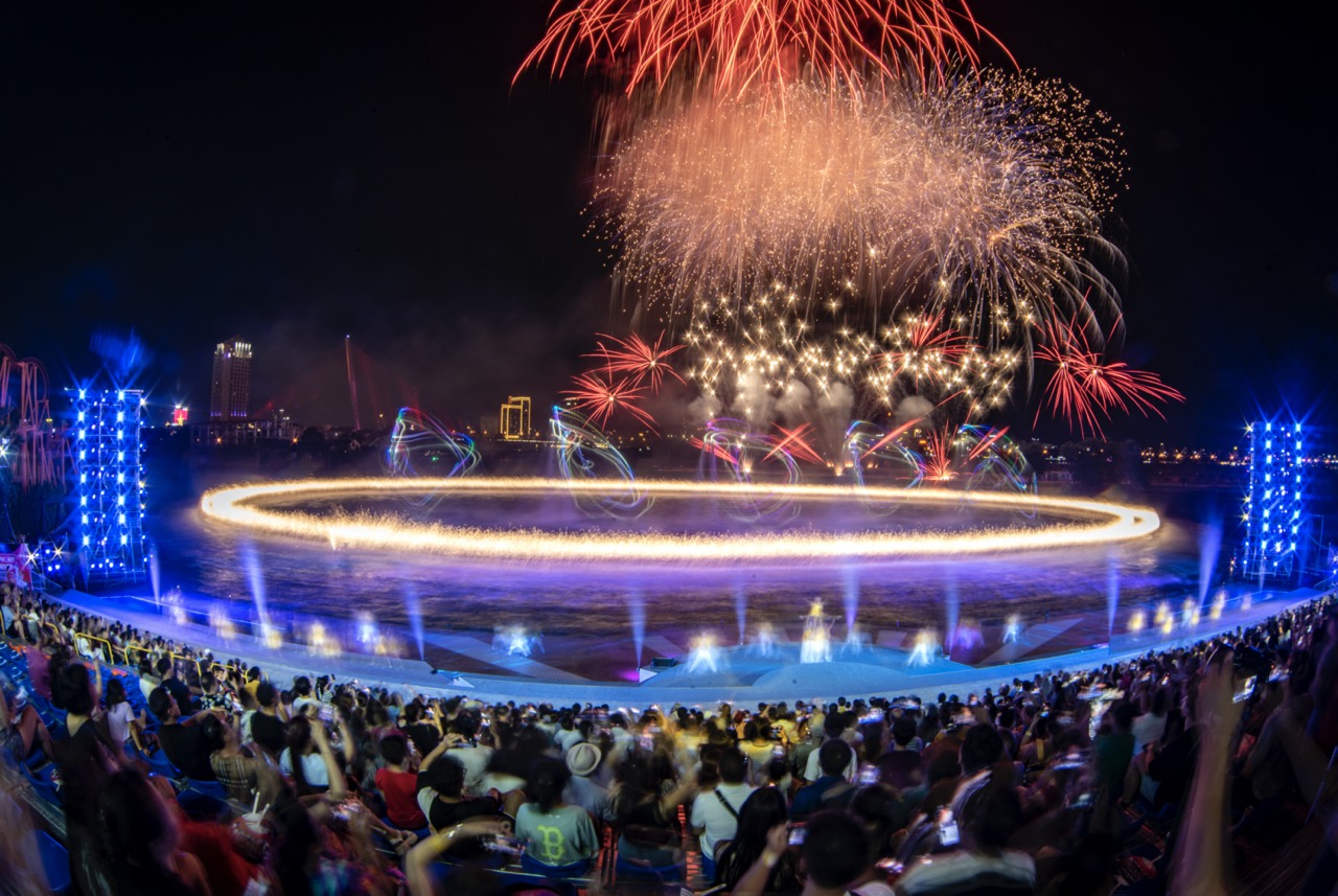 &amp;Acirc;m thanh, &amp;aacute;nh s&amp;aacute;ng, ph&amp;aacute;o hoa c&amp;ugrave;ng h&amp;ograve;a quyện, tạo n&amp;ecirc;n một show diễn ấn tượng tại Da Nang Downtown