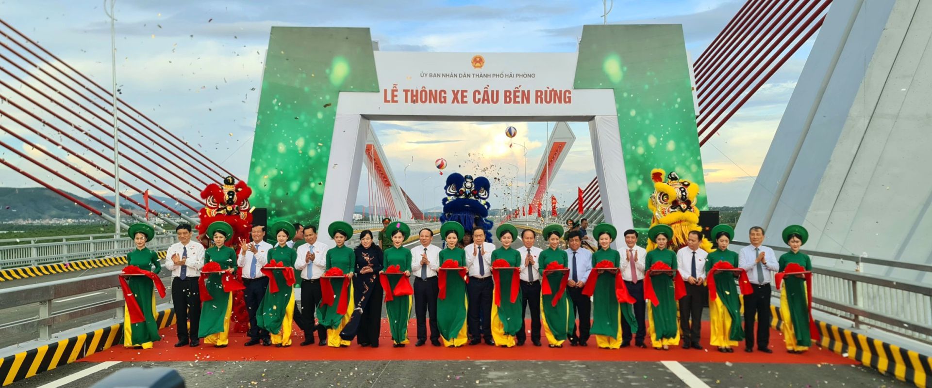 C&amp;aacute;c đại biểu cắt băng