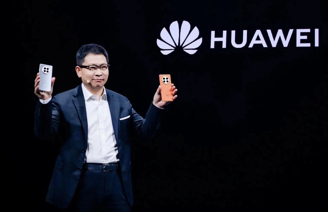 &amp;Ocirc;ng Richard Yu Chengdong giới thiệu mẫu điện thoại th&amp;ocirc;ng minh d&amp;ograve;ng Mate 50 của Huawei tại buổi ra mắt sản phẩm v&amp;agrave;o ng&amp;agrave;y 6 th&amp;aacute;ng 9 năm 2022