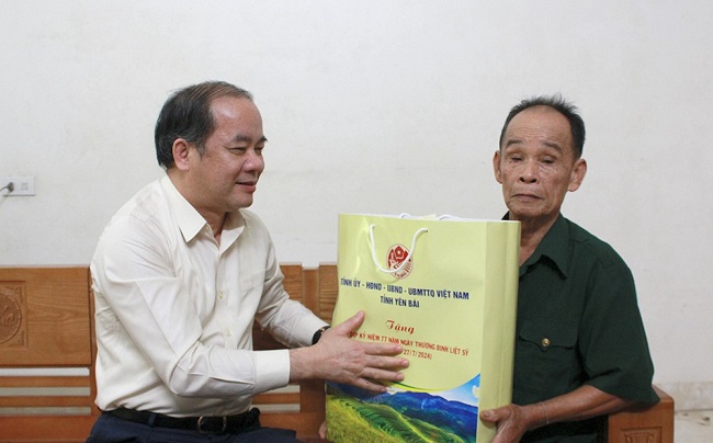 Đồng ch&amp;iacute; Tạ Văn Long - Ph&amp;oacute; B&amp;iacute; thư Thường trực Tỉnh ủy, Chủ tịch HĐND tỉnh Y&amp;ecirc;n B&amp;aacute;i  tặng qu&amp;agrave; động vi&amp;ecirc;n &amp;ocirc;ng Đặng Ngọc Ch&amp;igrave;u