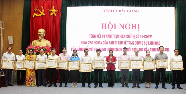 Đồng ch&amp;iacute; L&amp;ecirc; Thị Thu Hồng - Ph&amp;oacute; B&amp;iacute; thư Thường trực Tỉnh ủy Bắc Giang&amp;nbsp;trao Bằng khen của Chủ tịch UBND tỉnh cho c&amp;aacute;c tập thể.