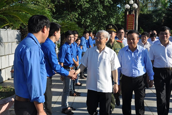 Tổng B&amp;iacute; thư Nguyễn Ph&amp;uacute; Trọng thăm hỏi, động vi&amp;ecirc;n c&amp;aacute;n bộ, kỹ sư, người lao động l&amp;agrave;m việc tại Khu Kinh tế Nghi Sơn