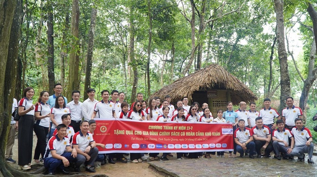 Đo&amp;agrave;n đại biểu Hội doanh nghiệp huyện Gia L&amp;acirc;m chụp ảnh lưu niệm tại