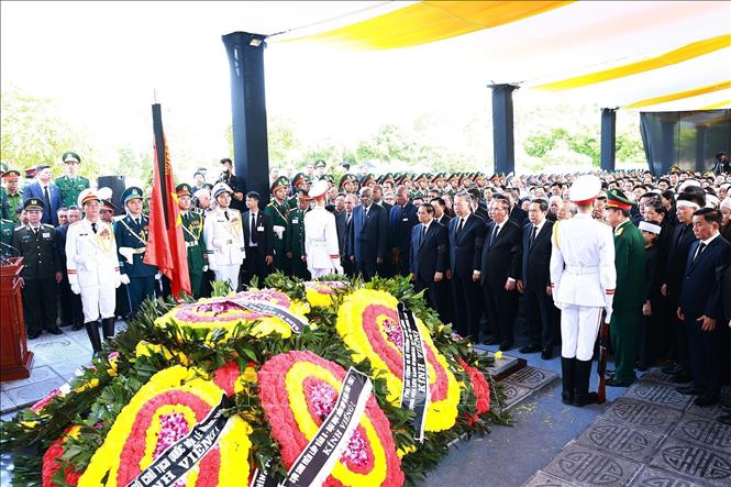 C&amp;aacute;c đồng ch&amp;iacute; l&amp;atilde;nh đạo, nguy&amp;ecirc;n l&amp;atilde;nh đạo Đảng, Nh&amp;agrave; nước, đại biểu trong nước v&amp;agrave; quốc tế mặc niệm Tổng B&amp;iacute; thư Nguyễn Ph&amp;uacute; Trọng. Ảnh: TTXVN