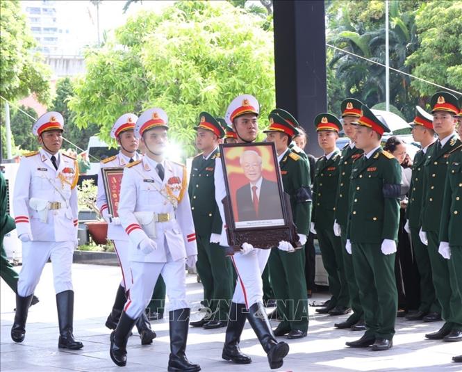 Đội nghi lễ chuyển di ảnh Tổng B&amp;iacute; thư Nguyễn Ph&amp;uacute; Trọng tới vị tr&amp;iacute; tổ chức Lễ an t&amp;aacute;ng. Ảnh: TTXVN