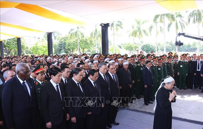 Phu nh&amp;acirc;n Tổng B&amp;iacute; thư c&amp;ugrave;ng c&amp;aacute;c đồng ch&amp;iacute; l&amp;atilde;nh đạo, nguy&amp;ecirc;n l&amp;atilde;nh đạo Đảng, Nh&amp;agrave; nước, đại biểu trong nước v&amp;agrave; quốc tế mặc niệm Tổng B&amp;iacute; thư Nguyễn Ph&amp;uacute; Trọng. Ảnh: TTXVN