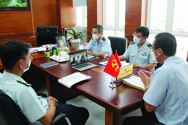 L&amp;atilde;nh đạo Cục Hải quan B&amp;igrave;nh Dương v&amp;agrave; c&amp;aacute;c ph&amp;ograve;ng ban tham mưu thực hiện tham vấn trực tuyến gỡ vướng về thủ tục hải quan cho C&amp;ocirc;ng ty TNHH Medochemie (Viễn Đ&amp;ocirc;ng). Ảnh: Phi Vũ