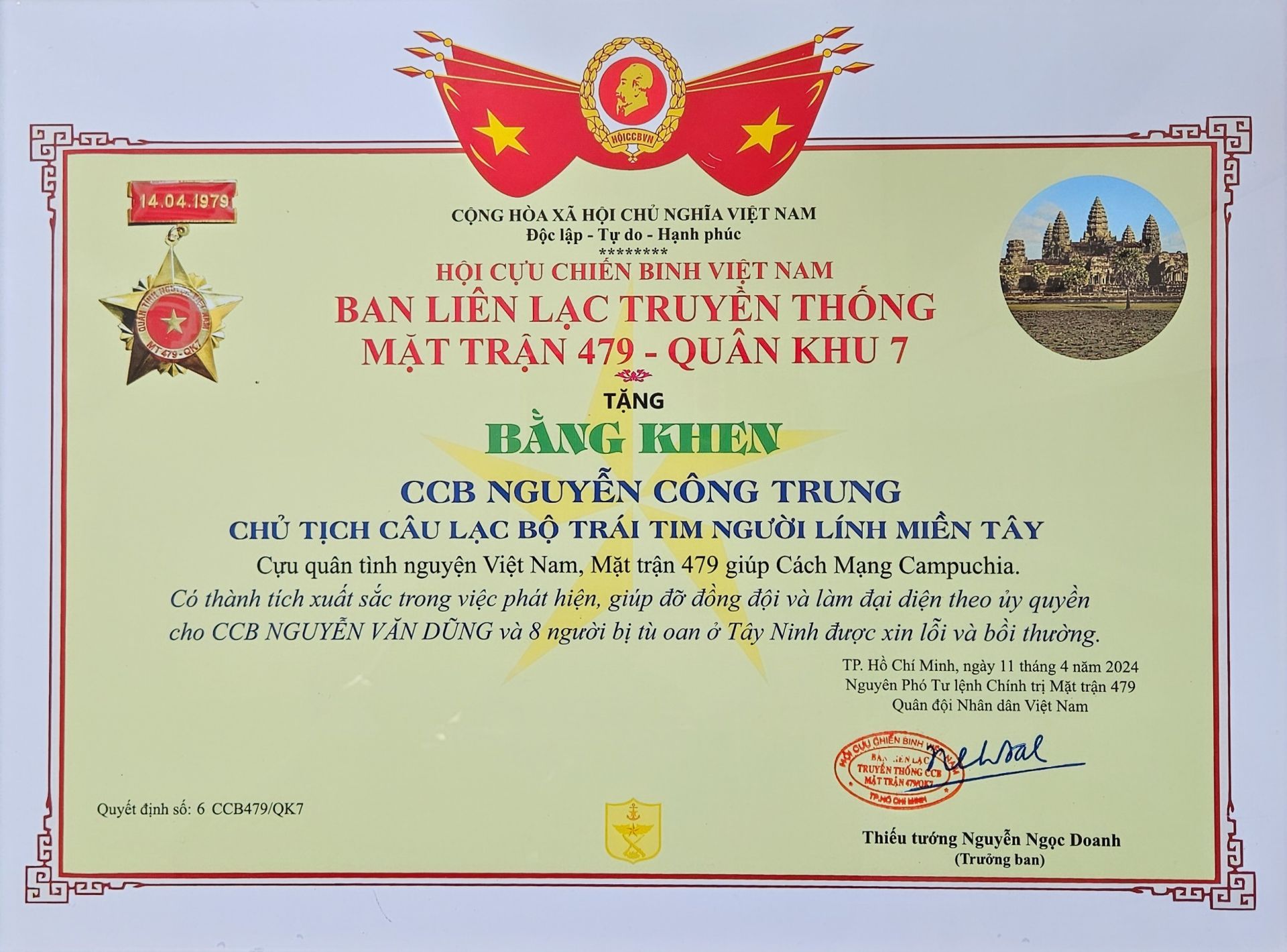 Thiếu tướng Nguyễn Ngọc Doanh - Trưởng Ban Li&amp;ecirc;n lạc Truyền thống Cựu chiến binh Mặt trận 479 tặng Bằng khen cho CCB NGUYỄN C&amp;Ocirc;NG TRUNG - Chủ tịch CLB TTNLMT nh&amp;acirc;n Kỷ niệm 45 năm Ng&amp;agrave;y Th&amp;agrave;nh lập Mặt trận 479 - Qu&amp;acirc;n khu 7.