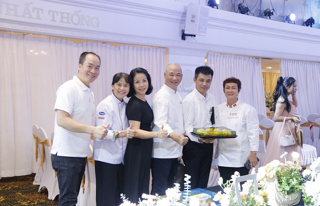 &amp;Ocirc;ng Phạm Tuấn Hải - Masterchef Việt Nam chụp ảnh lưu niệm c&amp;ugrave;ng c&amp;aacute;c nghệ nh&amp;acirc;n