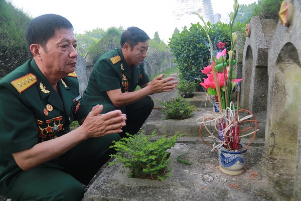 Thắp hương tưởng nhớ những người đồng đội của m&amp;igrave;nh đ&amp;atilde; ng&amp;atilde; xuống chiến trường