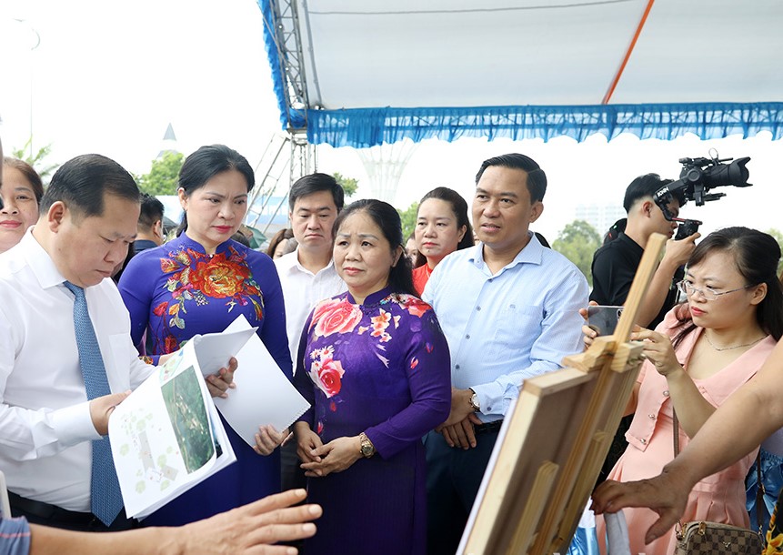 C&amp;aacute;c đại biểu t&amp;igrave;m hiểu về m&amp;ocirc; h&amp;igrave;nh du lịch cộng đồng x&amp;atilde; Quyết Thắng (Lạc Sơn) tại chương tr&amp;igrave;nh.