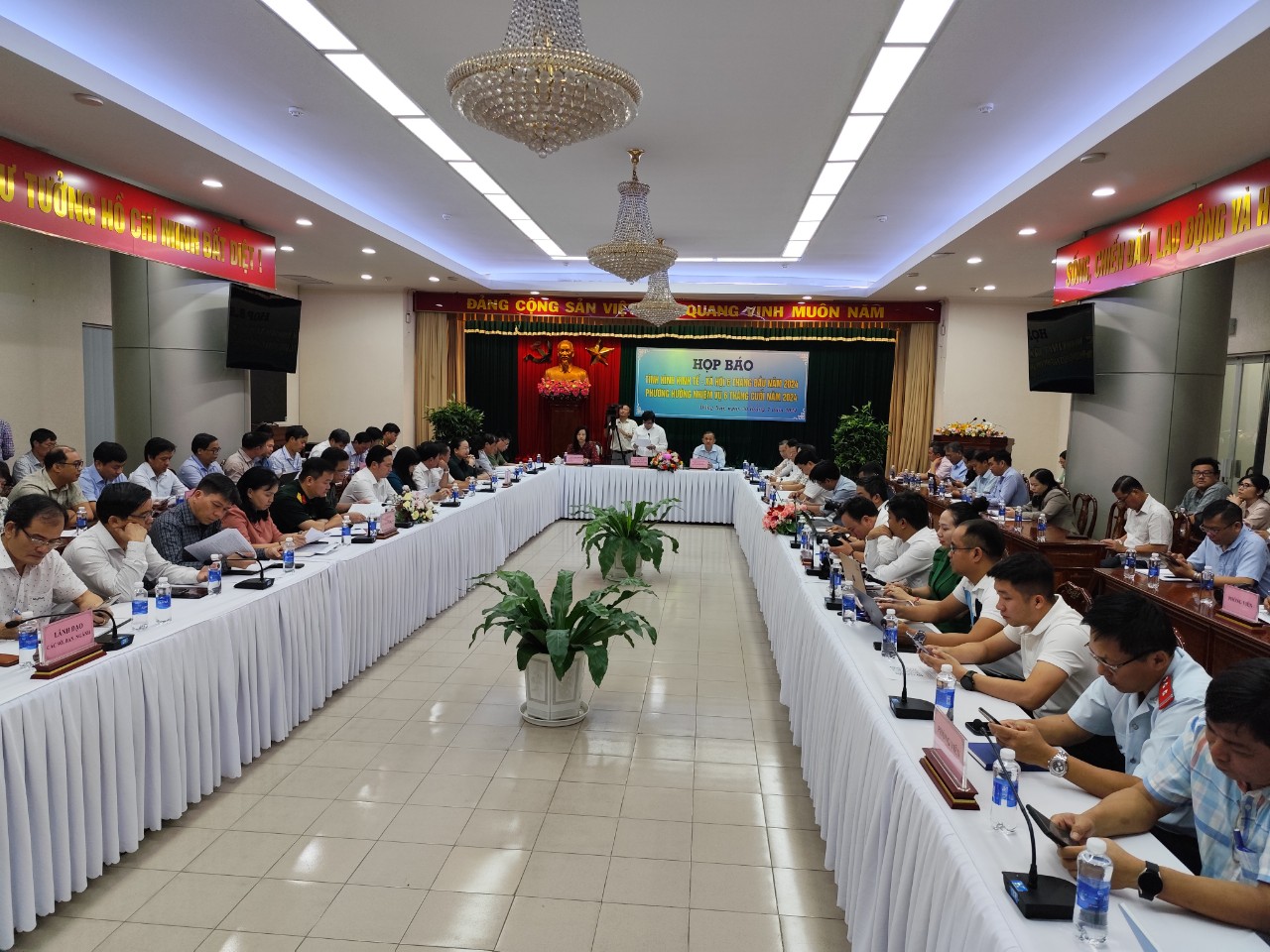 To&amp;agrave;n cảnh buổi họp b&amp;aacute;o