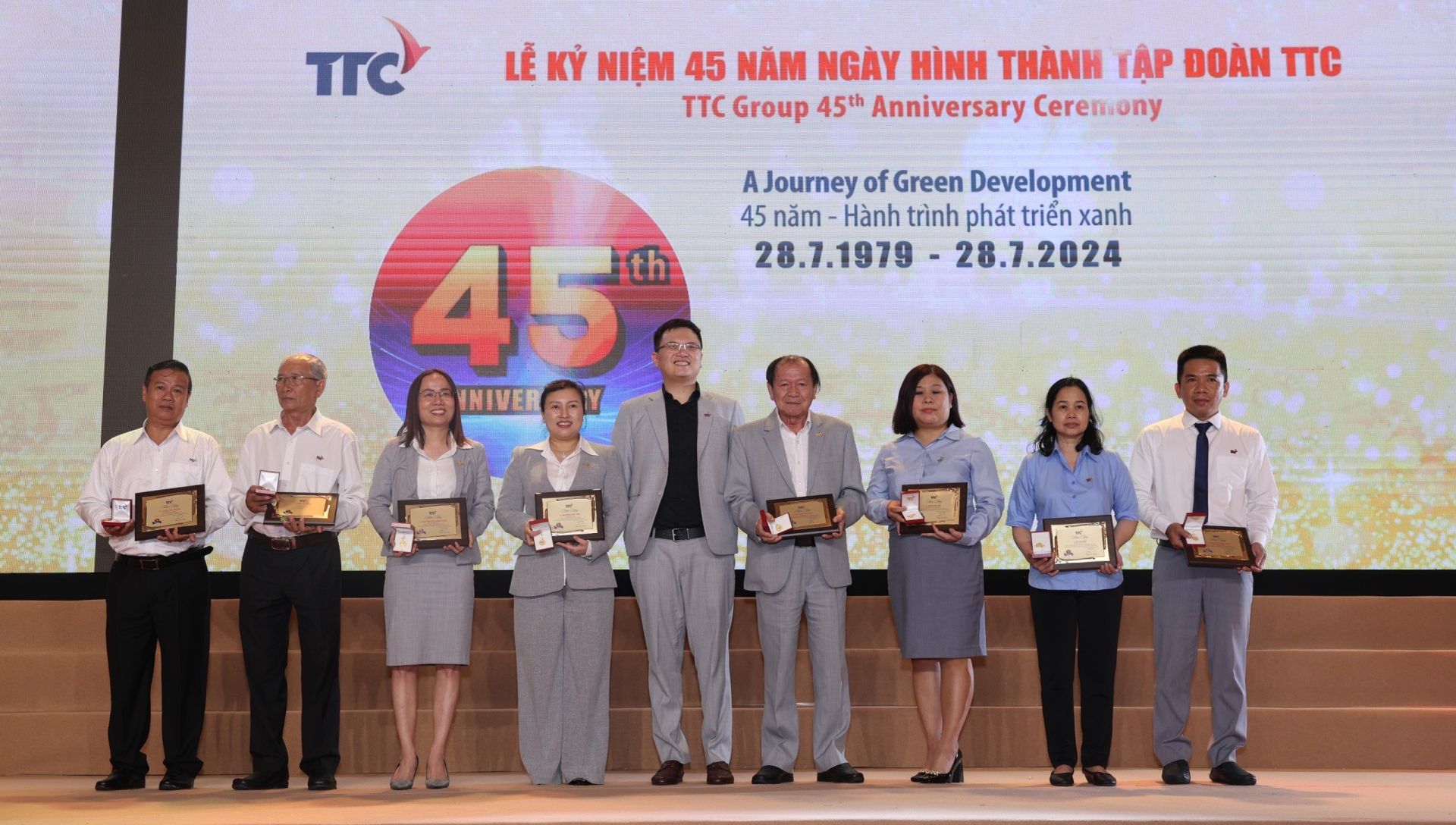 Buổi lễ l&amp;agrave; dịp đặc biệt để t&amp;ocirc;n vinh đội ngũ c&amp;aacute;n bộ nh&amp;acirc;n vi&amp;ecirc;n th&amp;acirc;m ni&amp;ecirc;n đ&amp;atilde; cống hiến, đ&amp;oacute;ng g&amp;oacute;p v&amp;agrave;o sự ph&amp;aacute;t triển của Tập đo&amp;agrave;n