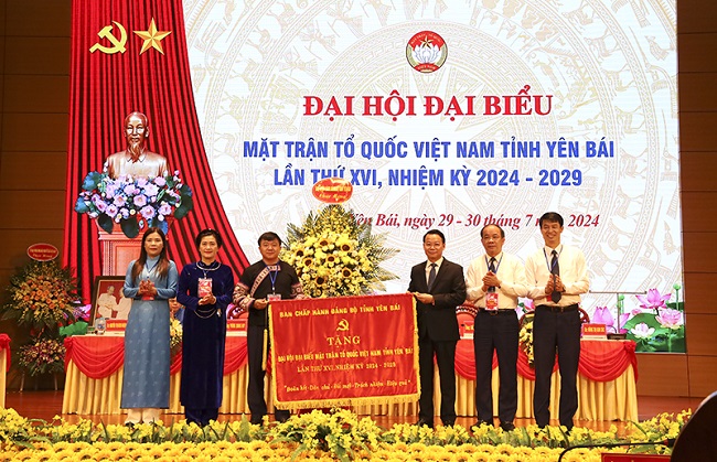 Đồng ch&amp;iacute; B&amp;iacute; thư Tỉnh ủy Đỗ Đức Duy Tặng Đại hội Bức Cờ th&amp;ecirc;u mang d&amp;ograve;ng chữ: Đo&amp;agrave;n kết - D&amp;acirc;n chủ - Đổi mới - Tr&amp;aacute;ch nhiệm - Hiệu quả.