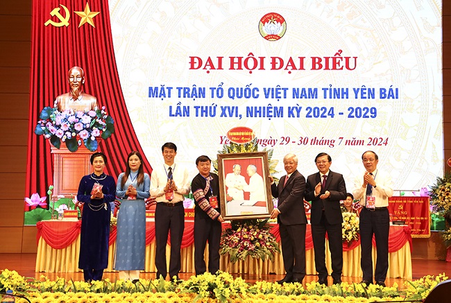 Đồng ch&amp;iacute; Đỗ Văn Chiến - Ủy vi&amp;ecirc;n Bộ Ch&amp;iacute;nh trị, B&amp;iacute; thư Trung ương Đảng, Chủ tịch Ủy ban Trung ương MTTQ Việt Nam tặng Đại hội bức tranh &amp;ldquo;B&amp;aacute;c Hồ - B&amp;aacute;c T&amp;ocirc;n&amp;rdquo;, biểu tượng cao đẹp của khối đại đo&amp;agrave;n kết to&amp;agrave;n d&amp;acirc;n tộc